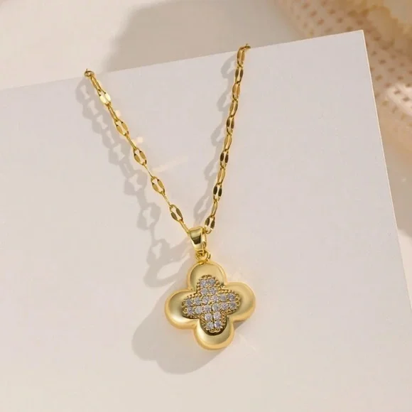 GOLD CLOVER PENDANT NECKLACE - Picture 3 of 3